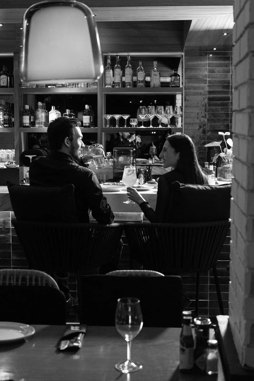 Mesa de restaurante en blanco y negro